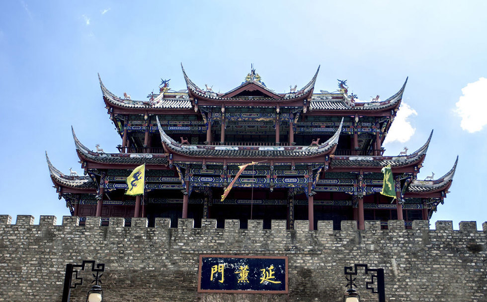 阿坝州红木牌匾定制：寺庙宗祠,园林景观,创意招牌,抱柱对联