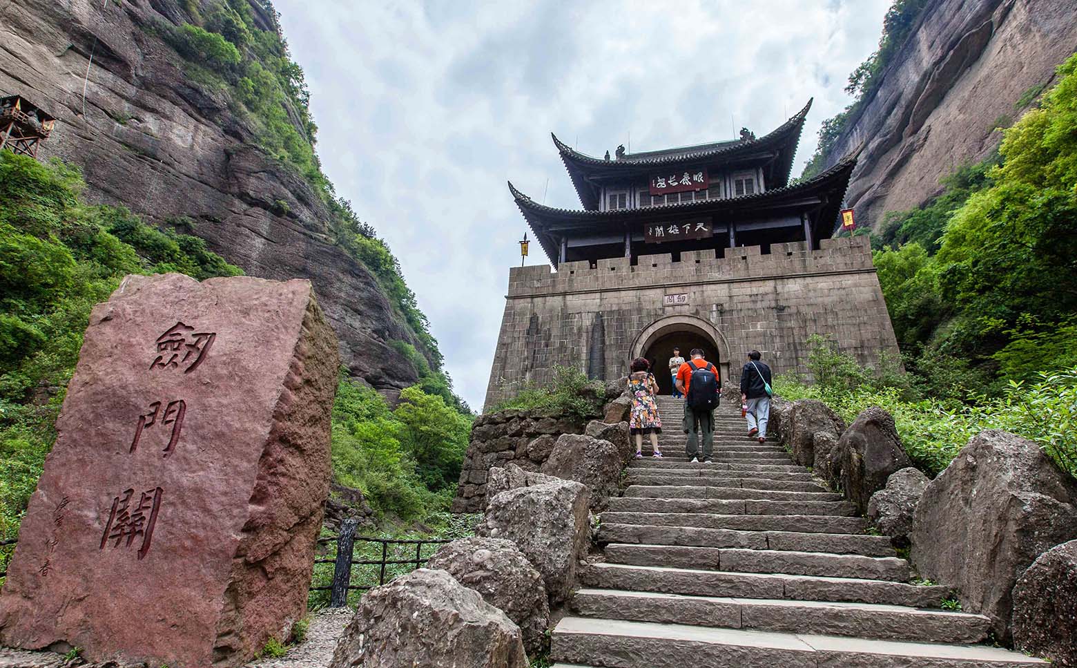 广元红木牌匾定制：寺庙宗祠,园林景观,创意招牌,抱柱对联