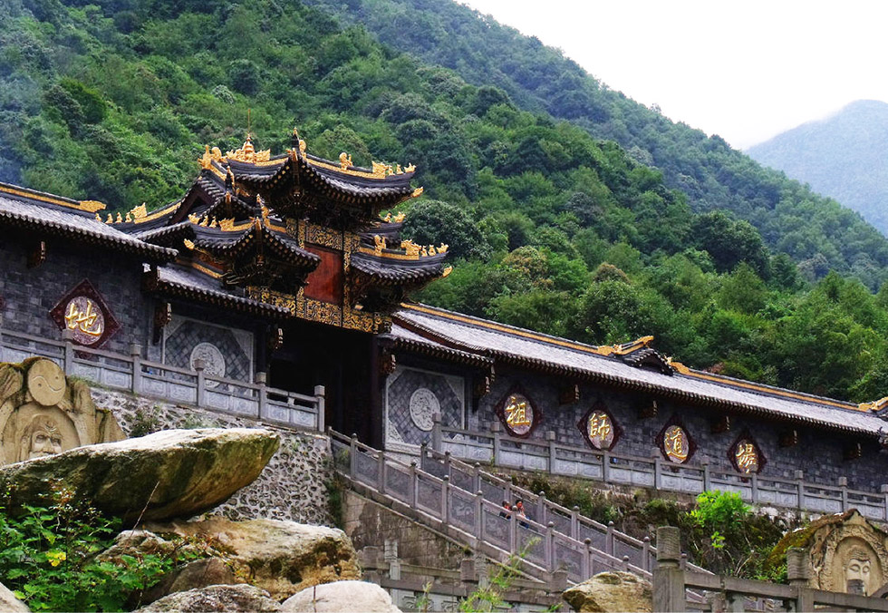 安庆红木牌匾定制：寺庙宗祠,园林景观,创意招牌,抱柱对联