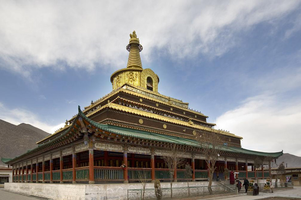 甘南红木牌匾定制：寺庙宗祠,园林景观,创意招牌,抱柱对联