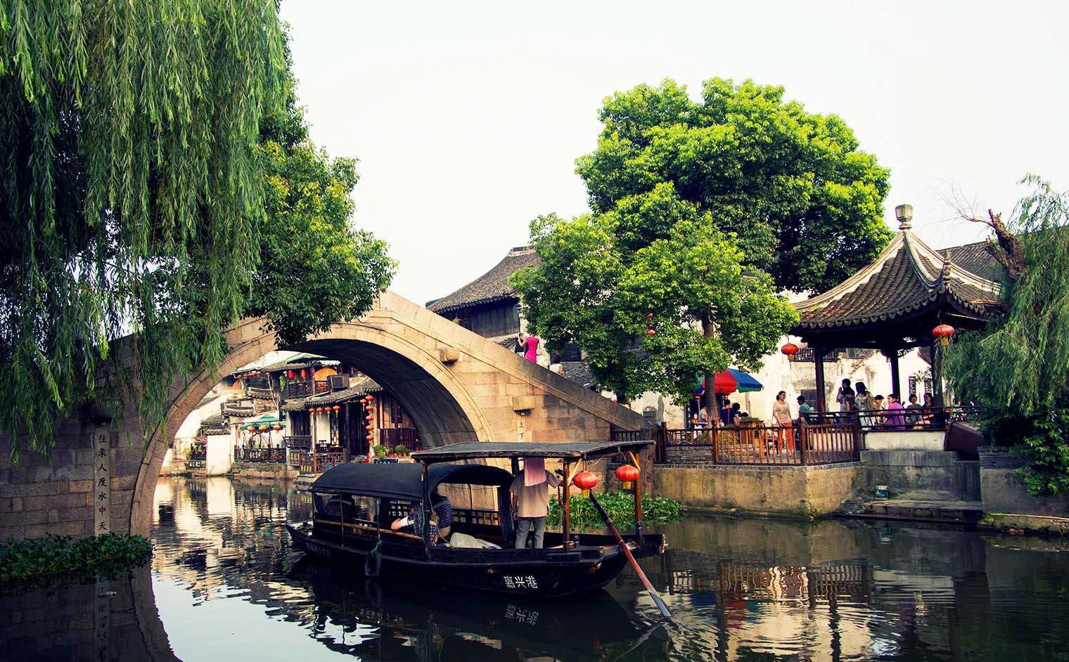 湖州红木牌匾定制：寺庙宗祠,园林景观,创意招牌,抱柱对联