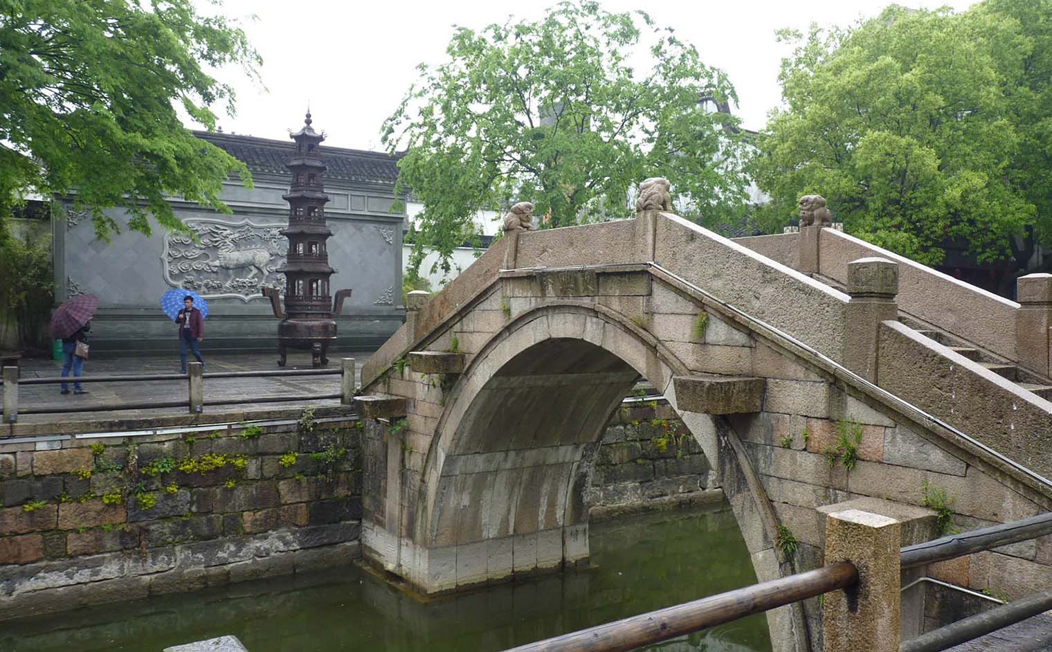 嘉兴红木牌匾定制：寺庙宗祠,园林景观,创意招牌,抱柱对联