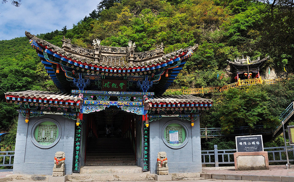 兰州红木牌匾定制：寺庙宗祠,园林景观,创意招牌,抱柱对联