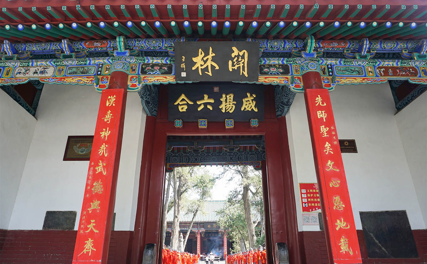 洛阳红木牌匾定制：寺庙宗祠,园林景观,创意招牌,抱柱对联