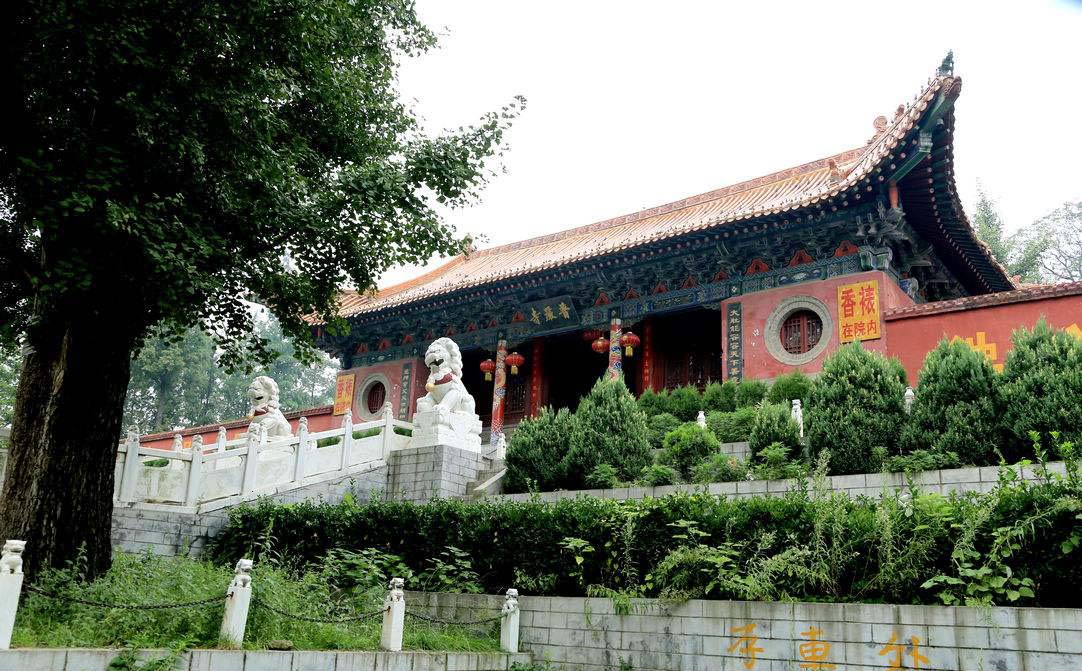 方城县红木牌匾定制：寺庙宗祠,园林景观,店招门头,抱柱对联