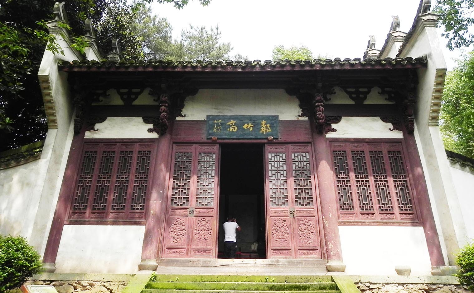 衢州红木牌匾定制：寺庙宗祠,园林景观,创意招牌,抱柱对联