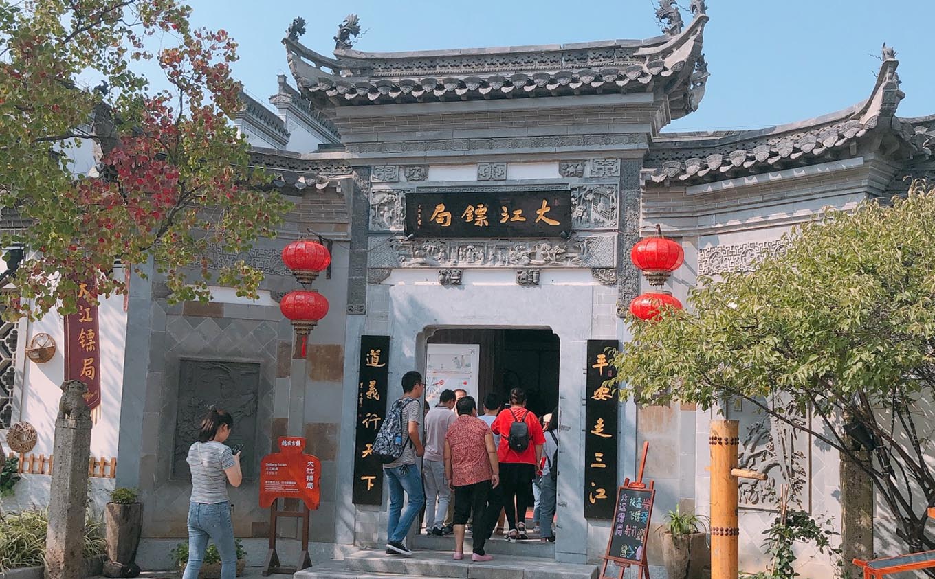 芜湖红木牌匾定制：寺庙宗祠,园林景观,创意招牌,抱柱对联